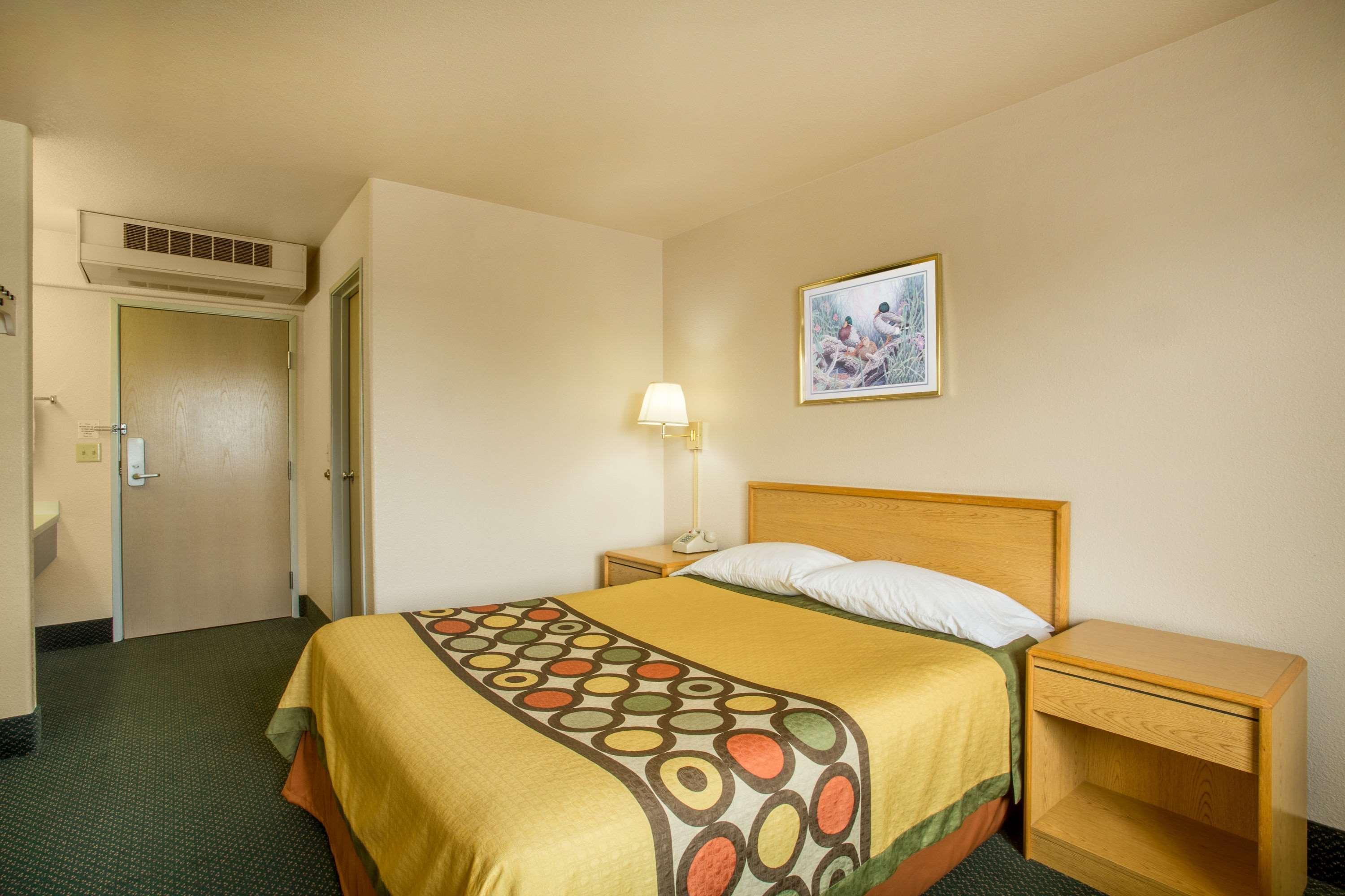 Super 8 By Wyndham Hamilton Hotell Exteriör bild
